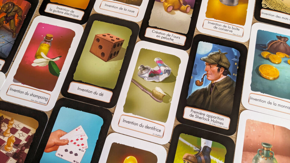 Des cartes du jeu Timeline en version Access+ sont étalées sur une table.